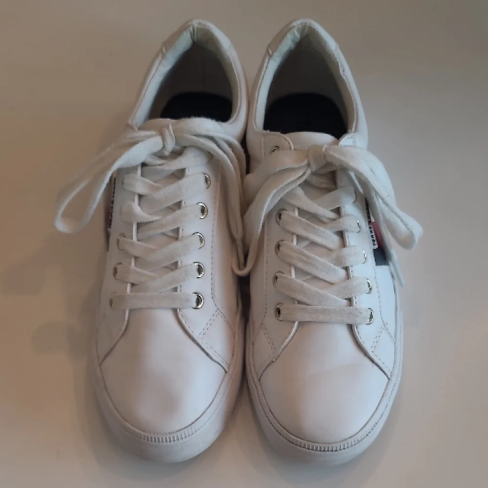 Tommy Hilfiger Lightz Low Top Lace Up Sneaker Red & Navy Stripes Smooth Upper
